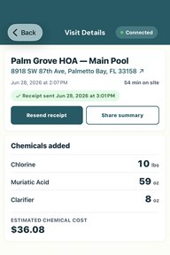 Detalles de una visita en la app de PoolStamp con el tiempo en sitio, los químicos agregados y el recibo del cliente marcado como enviado